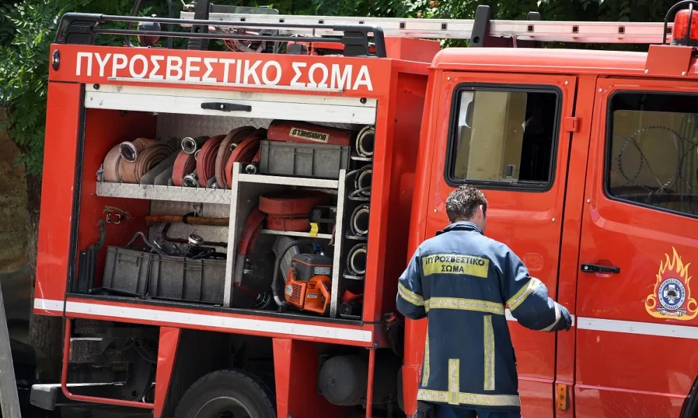 Πυρκαγιά σε σπίτι της πλατείας Βάθης - Εκκενώθηκε η πολυκατοικία